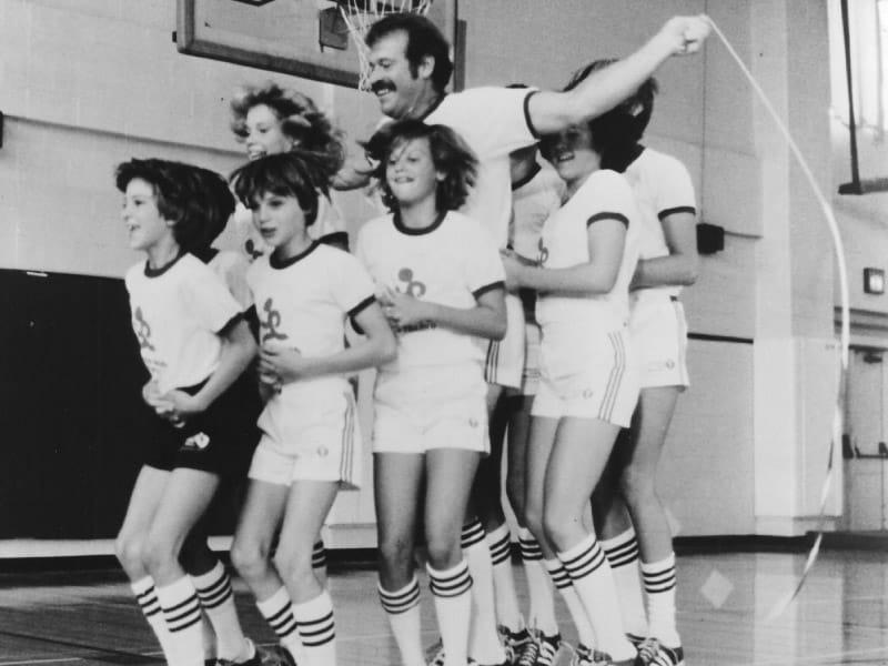 With their coach, 体育教师Richard Cendali(中), 跳绳队是1981年“心灵跳绳”全国表演队, 这是一个以学校为基础的挑战，早于今天的儿童心脏挑战和美国心脏挑战. 跳绳队来自科罗拉多州博尔德山谷的学校. (American Heart Association archives)