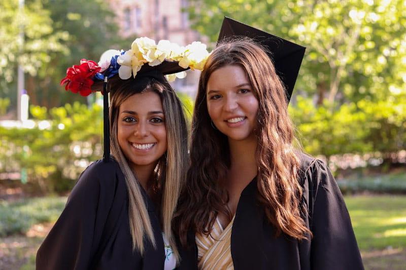 María帕特里齐亚·桑托斯(右)和朋友娜塔莉·科伯恩在2019年毕业庆典上. (图片来源:María帕特里齐亚·桑托斯)