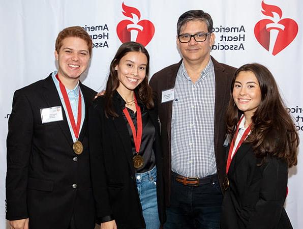 一组美国心脏协会的西班牙裔服务机构学者计划2021学者和他们的导师